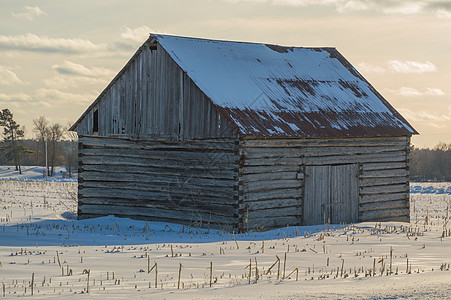 冬季东翁达里奥的先锋原木小屋谷仓图片