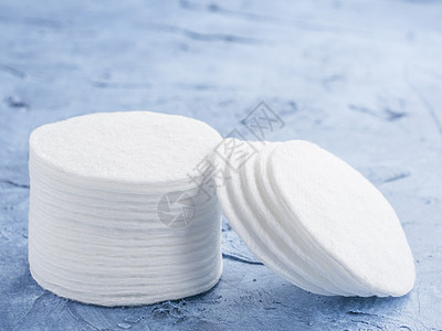 蓝混凝土背景的棉花棉垫白色保健化妆品洗澡洗涤宏观柔软度光盘软垫卫生图片