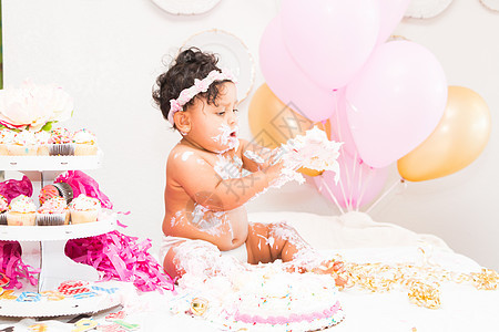 庆祝生日的女婴节日童年女孩头发女性孩子青年气球金子微笑粉色图片