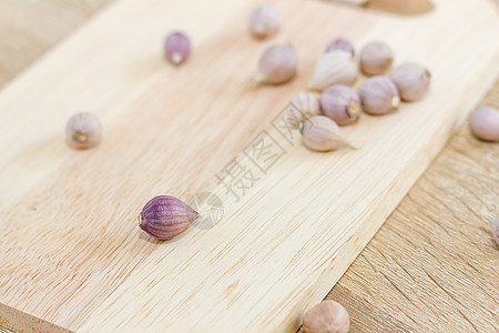 木材切割板上的大蒜盘子饮食草本植物营养桌子烹饪香料美食蔬菜木头图片