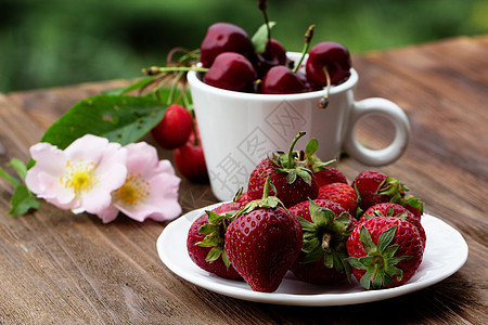 一批新鲜的春果 加在一起樱桃和草莓水果白色红色篮子甜点桌子浆果食物早餐绿色图片