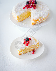 自制椰子蛋糕水果醋栗甜食饮食食物白色薄脆甜点图片