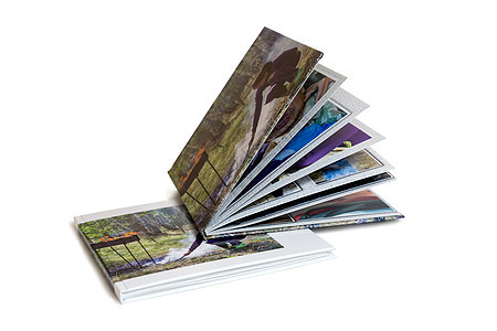 白色背景的相册中的两张相册旅行照片书女士专辑工作室幸福照片相片页数记忆图片
