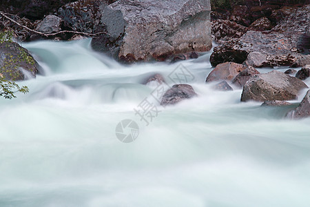 江流和石头风景运动流动绿色速度蓝色白色溪流力量环境图片