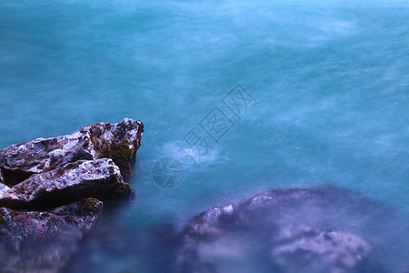 江流和石头蓝色速度流动白色绿色环境风景溪流急流旅行图片