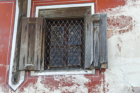 真实的木制古董街窗 配有铁丝栅栏镇图片