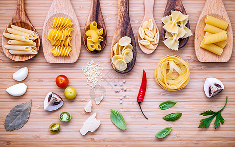 意大利食品概念 各种木勺的意大利面条食物小麦营养餐厅文化食谱烹饪背景美食厨房图片