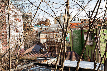 穿过基辅古城树枝的树枝 可以地标历史性叶子建筑文化城市场景旅游蓝色房子图片