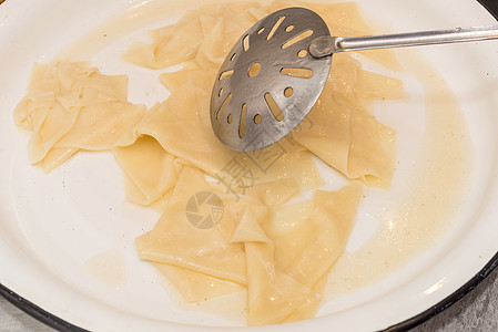 哈萨克斯坦民族菜Beshbarmak洋葱游牧民族用餐餐厅羊肉面条盘子美食文化肉汤图片