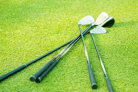 高尔夫球场上的高尔夫俱乐部司机课程工具高尔夫球草皮草地运动绿色图片