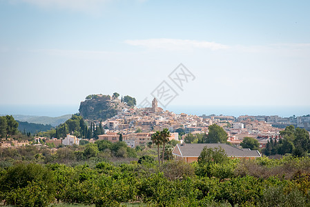 小村庄和城堡的景象 西班牙山脉丘陵地标全景图片