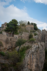 小村庄和城堡的景象 西班牙山脉地标全景丘陵图片