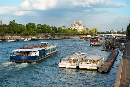 塞纳河上的船乘客蓝色观光码头小艇纪念碑树木导航假期旅行图片