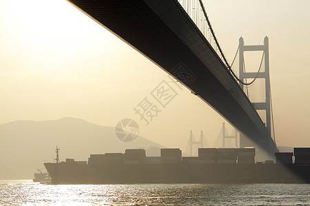 日落时长桥天空蓝色建筑交通地标市中心汽车场景日出车辆图片