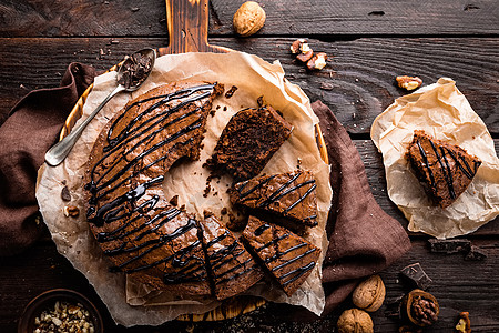 巧克力布朗尼蛋糕 甜点和坚果 在黑暗背景上 最美景小吃咖啡面包馅饼傻事可可糕点食物美食木头图片