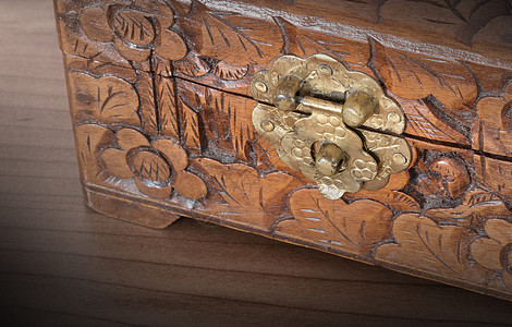 非常古老的木箱 有简单的锁闩锁盒子家具古董雕刻海盗树干胸部珍宝历史图片