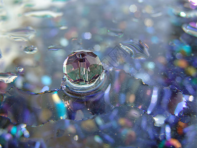 背景与闪亮的水晶玻璃珠圆圈魅力蓝色反射收藏珠宝石头奢华配饰液体图片