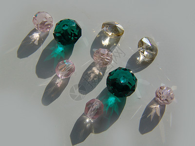 背景与闪亮的水晶玻璃珠石头收藏玻璃反射蓝色配饰圆圈工艺魅力珠宝图片