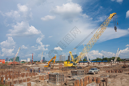 新大楼的建造 建筑新楼城市工人财产项目起重机工业商业工程蓝色脚手架图片