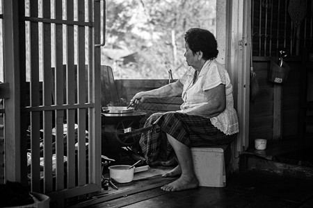 高级亚洲妇女在厨房做饭老年奶奶勺子悲伤厨师母亲长老祖母食物烹饪图片