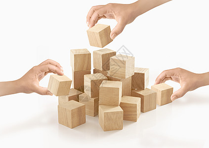 许多手在孤立的背景上玩木盒子图片