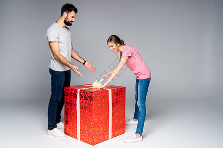 带有红色礼品盒的夫妇夫妻热情男性喜悦男朋友女朋友礼物女士男人盒子图片