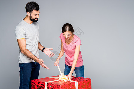 带有红色礼品盒的夫妇男朋友男人男性礼物盒夫妻女士女孩手势礼物女朋友图片