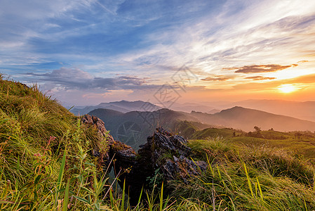 泰国Phu Chi Fa森林公园日落顶峰太阳环境森林天空旅游景点石头薄雾阳光图片