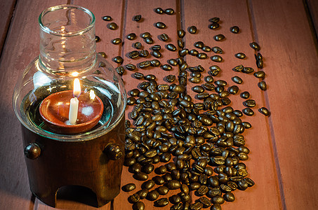 木表面有竹咖啡豆的玻璃灯图片