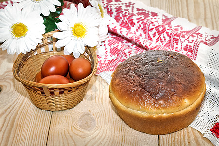 复活节鸡蛋 蛋糕和人工花装饰品装饰宗教食物庆典信仰红色花朵礼物绿色图片