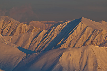 傍晚的山岳太阳空气场景岩石旅行假期蓝色顶峰金子日落图片