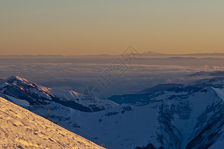 傍晚的山岳阴影蓝色金子场景旅行顶峰日落季节天空爬坡图片