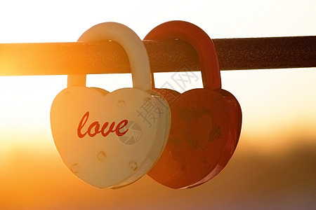 两个心形挂锁奉献传统钥匙协议幸福婚姻忠诚已婚栏杆文化图片