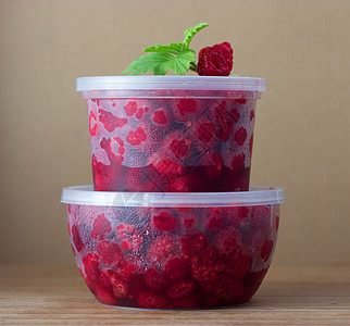 圆箱里有薄荷叶的草莓覆盆子木头美食小吃花园水果食物盒子市场团体图片
