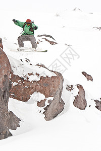 在斜坡上搭乘快车危险岩石地形孤独荒野粉末乐趣石头自由滑雪板图片