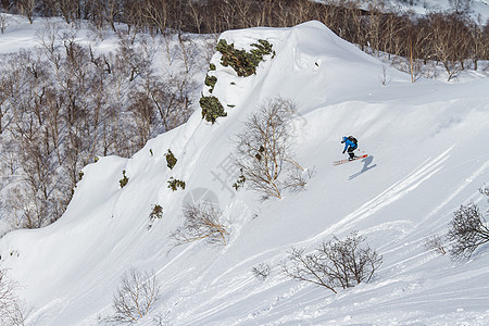 在堪察加上自由搭乘骑士高山森林男性树木滑雪者运动员便车男人危险图片