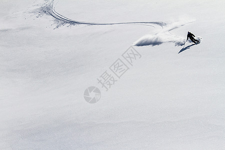 在堪察加上自由搭乘骑士蓝色危险运动男人荒野运动员滑雪快乐生活图片