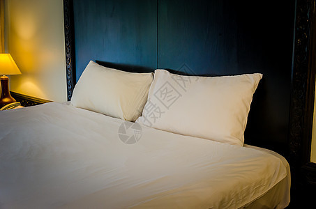 枕头在床上房子织物纺织品住宅卧室套房床单毯子装饰休息图片