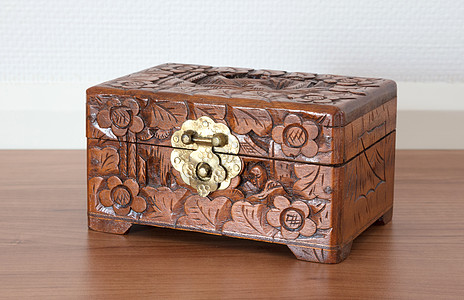 非常古老的木箱 有简单的锁木头安全古董礼物闩锁财富胸部历史珍宝雕刻图片