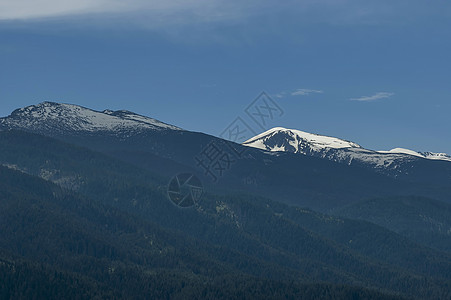 里拉山高峰有山顶和密林的景象 位于里拉山高峰天空顶峰松树部分森林季节蓝色树木爬坡绿色图片