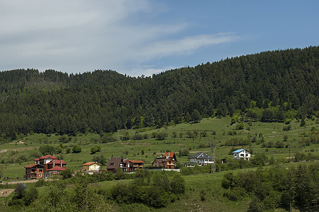 里拉山Beli Iskar村的山顶 山谷和住宅区的景象 Rila山图片