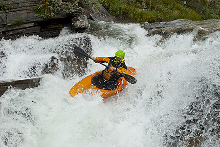在瀑布的加亚克喜悦荒野皮艇活力溪流浮躁游戏假期旅行风险图片