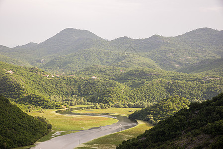 黑山Skadar湖场景海岸线地平线反射蓝色曲线旅行岩石阳光爬坡图片