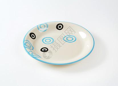 手工油漆的汤盘餐具蓝色手绘圆形餐盘制品白色盘子陶器风格背景图片