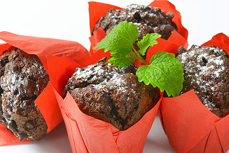 暗巧克力蛋糕脆片小吃早餐食物可可甜点棕色巧克力红色蛋糕图片
