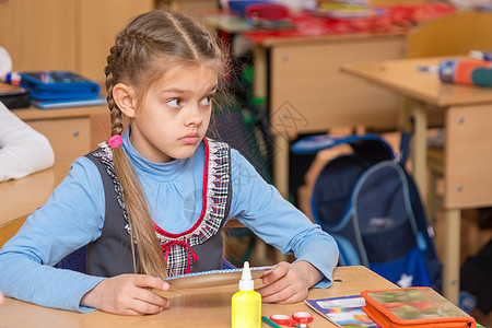 女孩上学到劳工班级的劳动阶级不理解这个任务 对教师一眼就迷惑不解图片