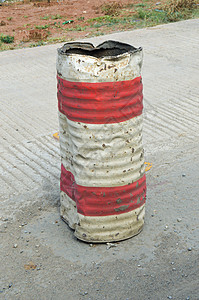 红色和白色涂漆的旧铁桶图片