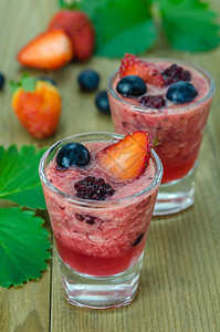 草莓冰沙子和新鲜的浆果酸奶牛奶食物紫色玻璃水果早餐茶点饮料薄荷图片