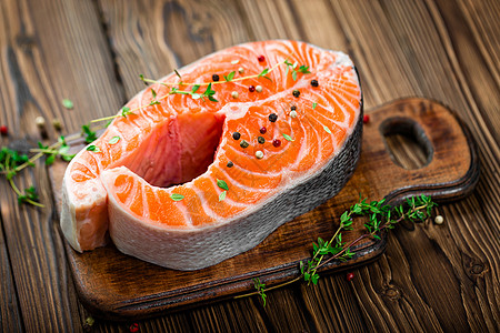 木背景的鲑鱼牛排海鲜黑色百里香食物盘子美食乡村香料柠檬菜单图片