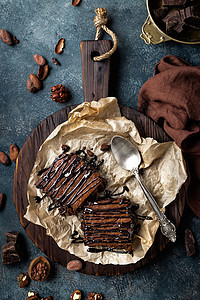 巧克力布朗尼蛋糕 甜甜点和坚果 在黑暗背景上 直接在上面 平躺咖啡美食食物可可棕色馅饼糕点小吃蛋糕面包图片